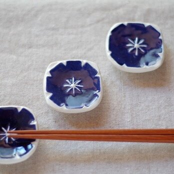 濃藍色の小花の箸置きの画像
