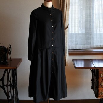 黒の丸衿タックワンピース