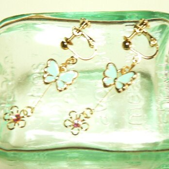 ミントグリーンの蝶　ちょうちょと小花のイヤリングの画像