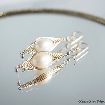 【Tsubomi】14KGF Earrings"White PearlxGemstone Silver Hematite"の画像