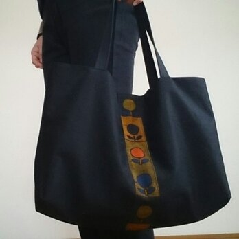 大きめトートバッグ木綿着物花柄と炭黒光沢デニムの画像