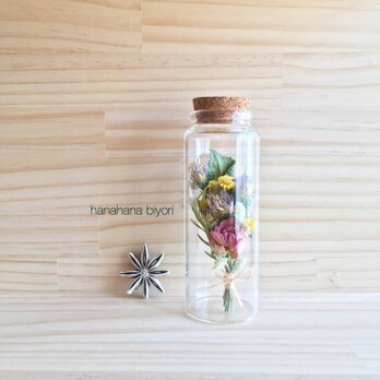 ミニバラと小花のミニミニブーケ小瓶の画像