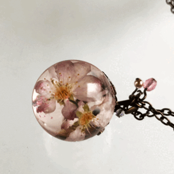 たいへん小さな桜のネックレス Mの画像