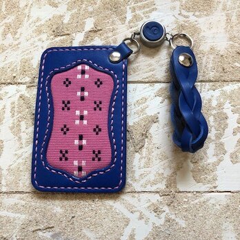 レザー　パスケース（定期入れ）　リール＆ストラップ付き　ロイヤルブルー　知花織　ピンク　（織物シリーズ）の画像