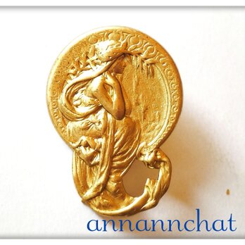【アールヌーボー　詩　(ミュシャ）女神　の　ピンブローチ】真鍮　ラペルピン　男女兼用の画像