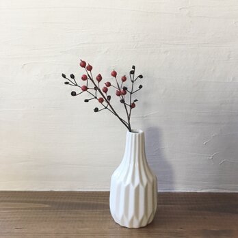 小さな赤い実の枝とワイヤーの枝の画像