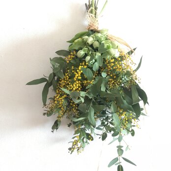 ミモザとユーカリとクリスマスローズのスワッグ