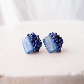 送料無料 【天然石の刺繍ピアス】 kyanite × lapis lazuli