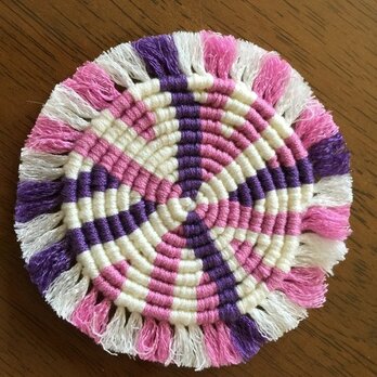 漂白剤が使えるマクラメ編み　ぐるぐるコースター（Ｍ）　ピンク×紫×白の画像
