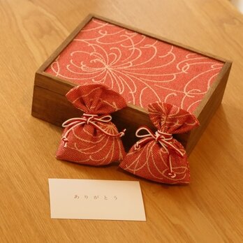 【ギフト】桐の飾り箱ときもの小物3点セット　菊文の画像