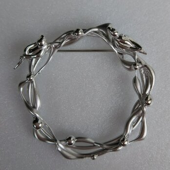 [再出品]ブローチ  小鳥のとまる蔓リース