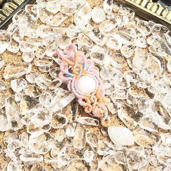 再販！天然石のマクラメ編みペンダントトップ【菊花紋】ピンク系・ムーンストーンの画像
