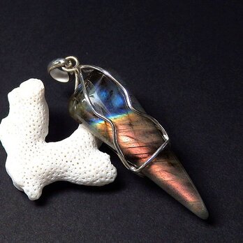 ラブラドライトのペンダント（マルチカラー）