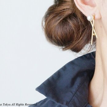 Glossy Gold Cross Pearl Stud Earringsの画像