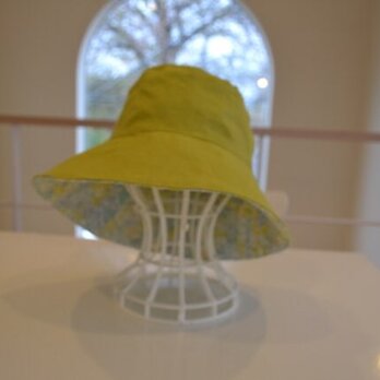 リバティアイレットレース×無地 リネンの リバーシブル 帽子  58〜60cmの画像