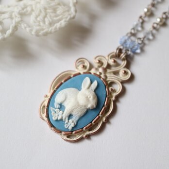 カメオのネックレス　ウサギ（ブルー）の画像