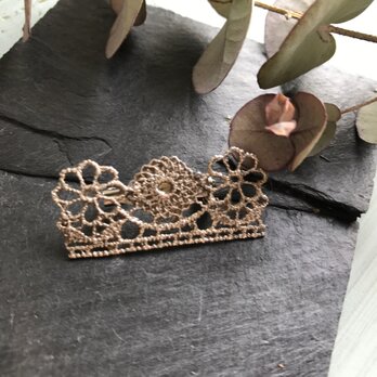 花畑のブローチ