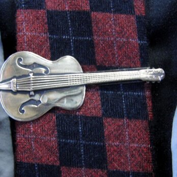 真鍮ブラス製　ギター型ネクタイピン(タイバー)1個　ネクタイ・ポケットの飾りにの画像