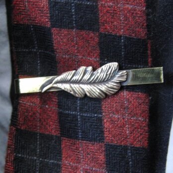 真鍮ブラス製　ミニフェザー型ネクタイピン(タイバー)1個　ネクタイ・ポケットの飾りにの画像