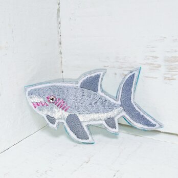 サメ＊刺繍ブローチの画像