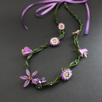 オヤ⁂パープルのお花のネックレス　リボン留めの画像