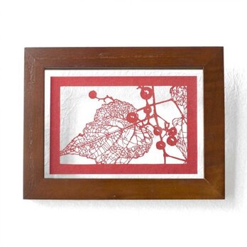 切り絵 野葡萄 葉 フローターフレーム 吊り・置き兼用 透明 額縁 赤の色渋紙の画像