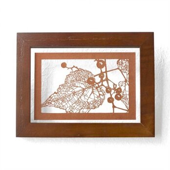 切り絵 野葡萄 葉 フローターフレーム 吊り・置き兼用 透明 額縁 茶の渋紙の画像