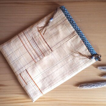 K's 卵色の紬にアフリカのサンドビーズの巾着-着物地（古布）からの画像