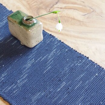 置くものを引き立てる裂き織り木綿テーブルセンター 　深い紺色＆フリンジ仕立て　和ナチュラル　の画像