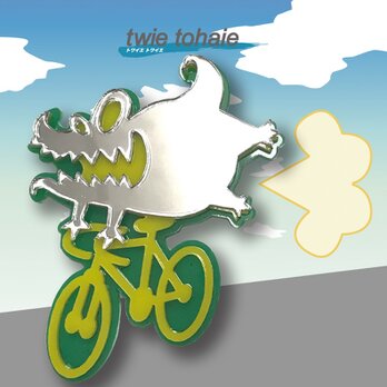 怪獣・ワニブローチon自転車 リフレクションブローチの画像