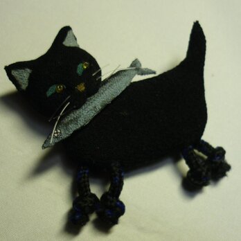 怪盗黒猫　サンマをくわえた黒猫ブローチの画像