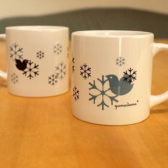鳥と雪の結晶模様のマグカップの画像