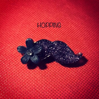 ☼HOPPING beard☼ブラック＆ピンクラメ☼お花☼ブローチ☼の画像