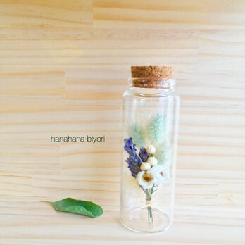 ふわふわラグラスと小花のミニミニブーケ小瓶の画像