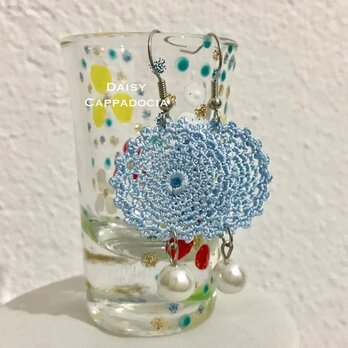 パールビーズ付き刺繍のピアス　ロワイヤル・ライトブルーの画像