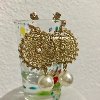 パールビーズ付き刺繍のピアス　ロワイヤル・ベージュの画像