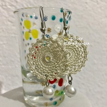 パールビーズ付き刺繍のピアス　ロワイヤル・クリームの画像