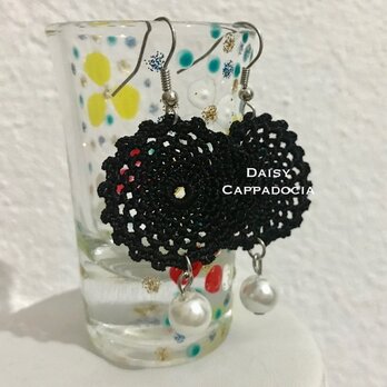 パールビーズ付き刺繍のピアス　ロワイヤル・ブラックの画像