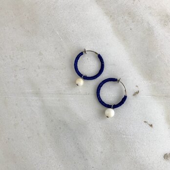 『青と白』ベルギーリネンとシェルのフープイヤリングの画像