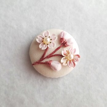 桜の花と蕾のくるみブローチ ＊つまみ細工＊の画像