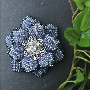 青いビーズで編んだ花のブローチの画像
