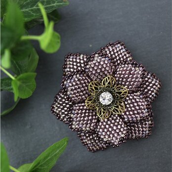 艶紫のビーズで編んだ花のブローチの画像