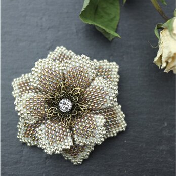 伽羅色のビーズで編んだ花のブローチの画像