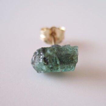 レア☆エメラルドの結晶原石ピアス エチオピア産　片耳  14kgfの画像