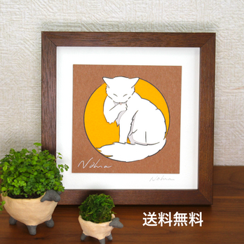 手を舐める猫の切り絵（#２）額装 黄色 サイズ小の画像