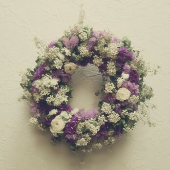 白い花とラベンダー色のwreathの画像