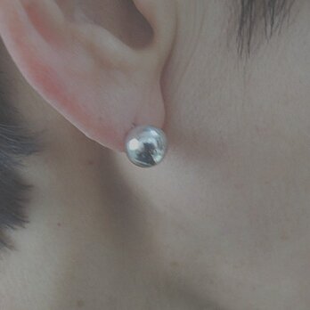シルバーボールのピアス　Mの画像