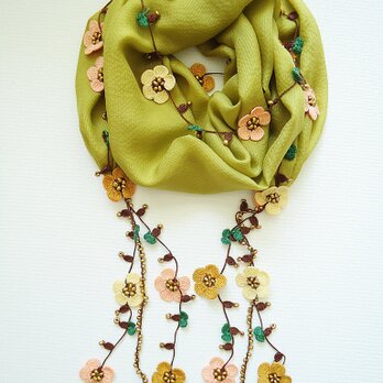 刺繍のお花付き　シルクスカーフのロングラリエット　マスタードの画像