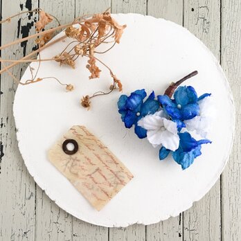 Brooch : 爽やか紫陽花の小枝（ブルー×ホワイト）