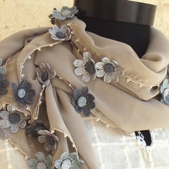 刺繍のデイジーのお花付き　シフォンストール　グレーの画像